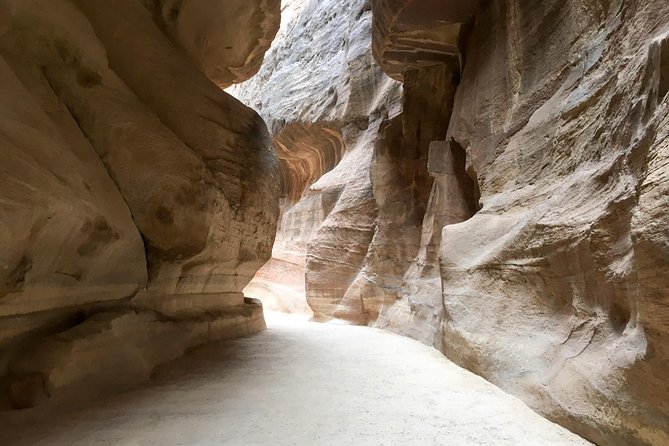 Day Tour to Petra by Bus from Tel Aviv - Jordan border crossing and checkpoint reality, how to make it smooth