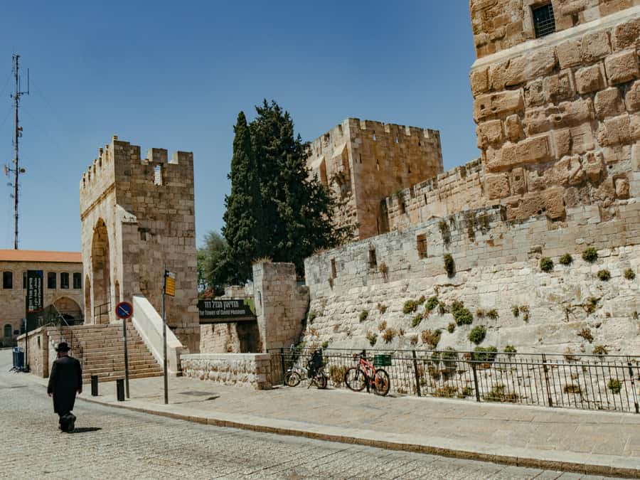 From Tel Aviv: City of David & Underground Jerusalem Tour - Hezekiah Wall foundations and the homes below: the layers get very real