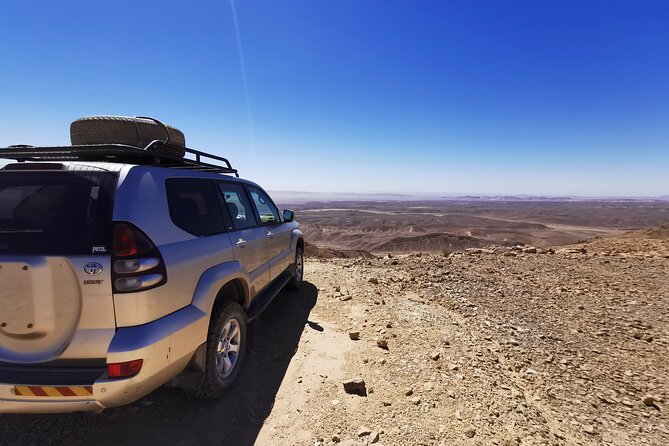 In Depth Introduction of the Ramon Crater - The Ramon Crater stop: geology, dry riverbeds, and readable layers
