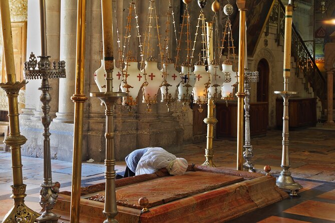 Jerusalem Full-Day Tour from Tel Aviv INCLUDING ENTRANCE FEES - Inside the Church of the Holy Sepulchre: plan for short time and big emotion