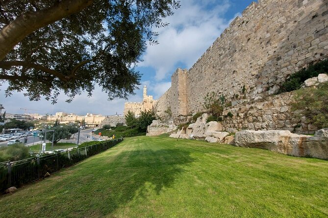 Private Tour from Tel Aviv to Jerusalem - Western Wall: touch, wish, and a moment of stillness