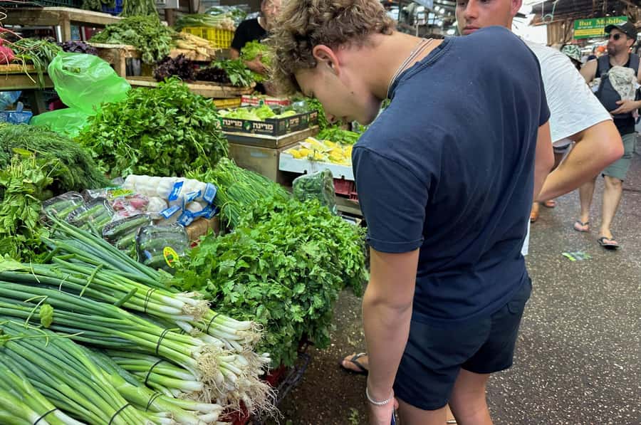 Tel Aviv: Carmel Market & Neighborhood Guided Walking Tour - English-Language Guidance and the Translation Advantage