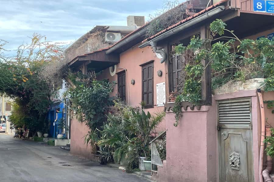 Tel Aviv: Neve Tzedek Cultural Walking Tour - Restoration and revitalization, what it looks like at street level