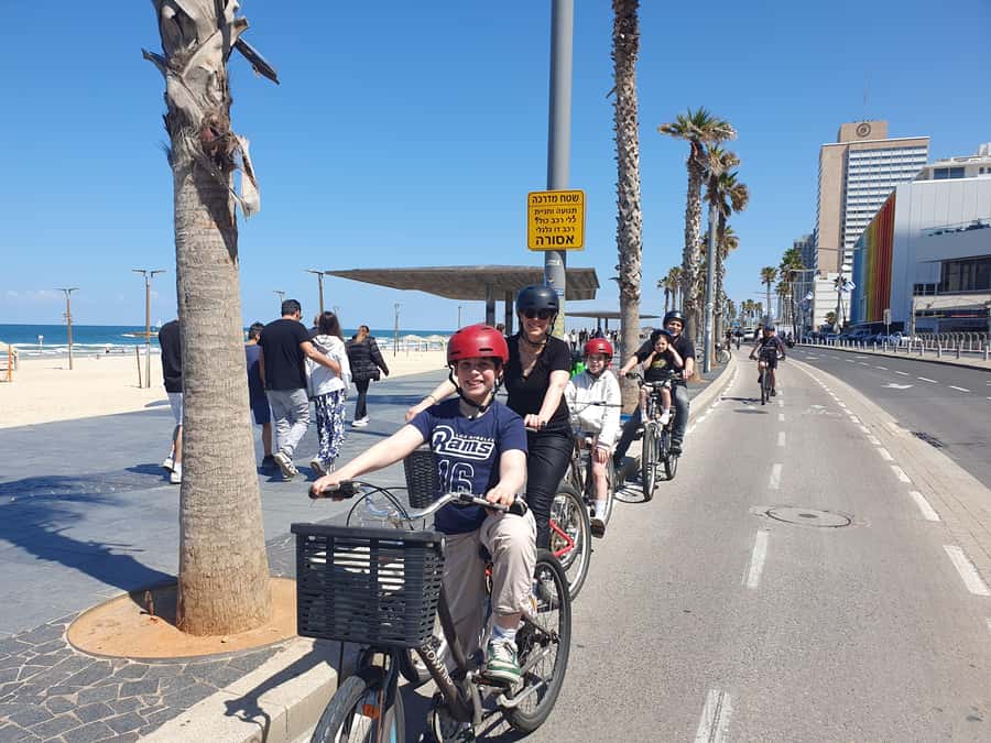 Tel Aviv: Private Bike Tour - Neve Tzedek, bohemian streets, and the Suzanne Dellal Center pause